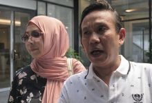 anny Fadillah saat menyampaikan keterangan didampingi seorang perempuan di depan bangunan modern