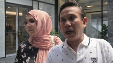 anny Fadillah saat menyampaikan keterangan didampingi seorang perempuan di depan bangunan modern