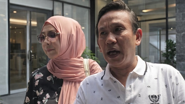 anny Fadillah saat menyampaikan keterangan didampingi seorang perempuan di depan bangunan modern