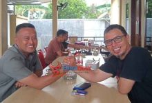 Donal Lamunte dan Sirajudin Lasena berjabat tangan erat sebagai simbol keakraban di sebuah kedai di Bolaang Mongondow Utara