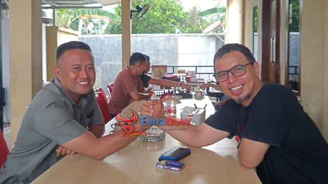 Donal Lamunte dan Sirajudin Lasena berjabat tangan erat sebagai simbol keakraban di sebuah kedai di Bolaang Mongondow Utara