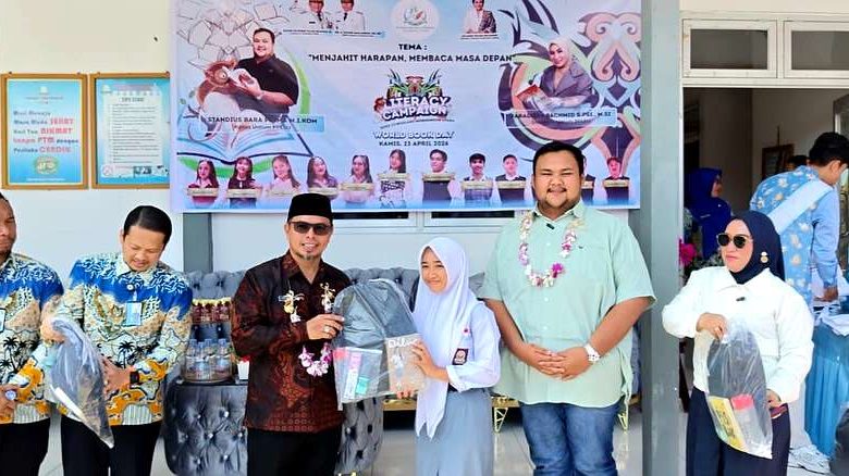 Bupati Bolaang Mongondow Utara Sirajudin Lasena membuka kampanye literasi World Book Day 2026 di SMA Negeri 1 Bintauna