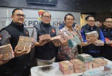 Penyidik Kejati Jawa Timur menunjukkan uang sitaan dari kasus dugaan pungli izin ESDM