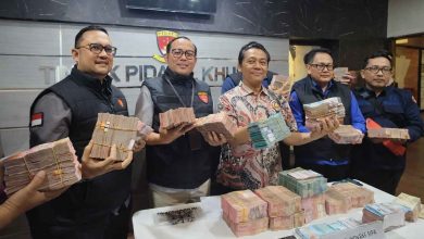 Penyidik Kejati Jawa Timur menunjukkan uang sitaan dari kasus dugaan pungli izin ESDM