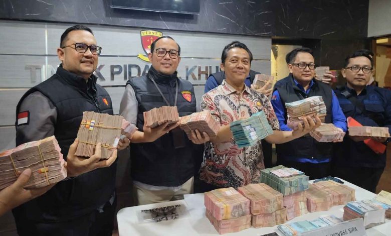 Penyidik Kejati Jawa Timur menunjukkan uang sitaan dari kasus dugaan pungli izin ESDM