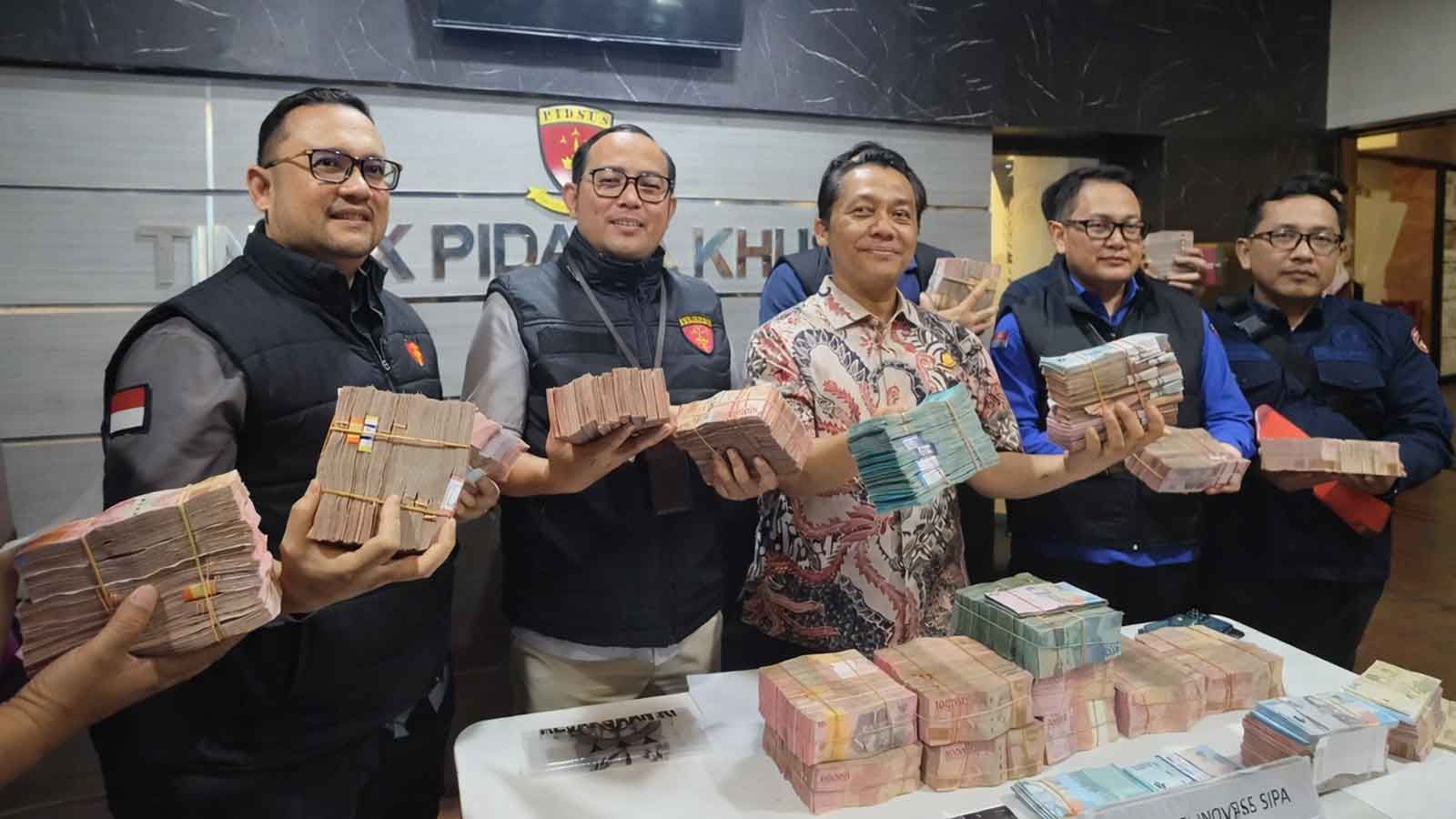 Penyidik Kejati Jawa Timur menunjukkan uang sitaan dari kasus dugaan pungli izin ESDM