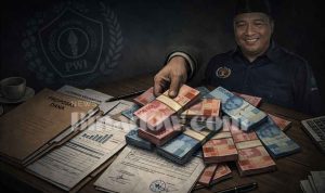Ilustrasi uang rupiah dan dokumen keuangan di atas meja dengan latar bayangan logo PWI serta figur Ketua PWI Bolmut, menggambarkan isu dugaan pengelolaan dana organisasi.
