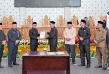 Penyerahan dokumen LKPJ dalam rapat paripurna DPRD Bolaang Mongondow Utara tahun 2025