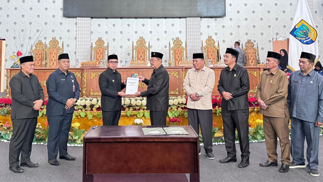 Penyerahan dokumen LKPJ dalam rapat paripurna DPRD Bolaang Mongondow Utara tahun 2025