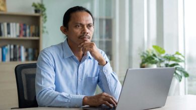 Satrin Lasama Ketua DK PWI Sulut sedang berpikir serius di depan laptop terkait desakan penegakan hukum kasus penghalangan wartawan