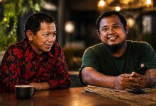 Sekda Bolmut berbincang santai dengan warga dalam suasana kafe, membahas isu pelayanan publik dan tata kelola daerah