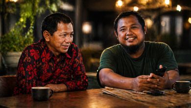 Sekda Bolmut berbincang santai dengan warga dalam suasana kafe, membahas isu pelayanan publik dan tata kelola daerah