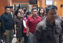 Bupati Sitaro Chyntia Ingrid Kalangit digiring penyidik Kejati Sulut setelah ditetapkan sebagai tersangka dugaan korupsi dana bantuan bencana Gunung Ruang.