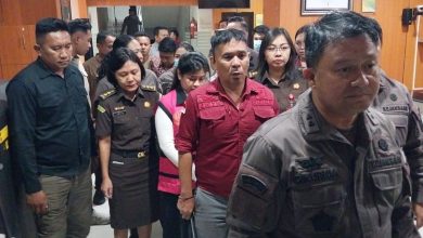 Bupati Sitaro Chyntia Ingrid Kalangit digiring penyidik Kejati Sulut setelah ditetapkan sebagai tersangka dugaan korupsi dana bantuan bencana Gunung Ruang.
