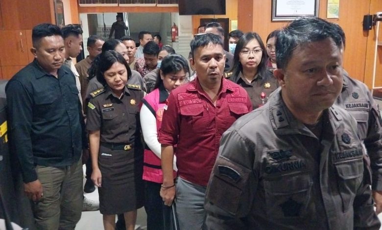 Bupati Sitaro Chyntia Ingrid Kalangit digiring penyidik Kejati Sulut setelah ditetapkan sebagai tersangka dugaan korupsi dana bantuan bencana Gunung Ruang.
