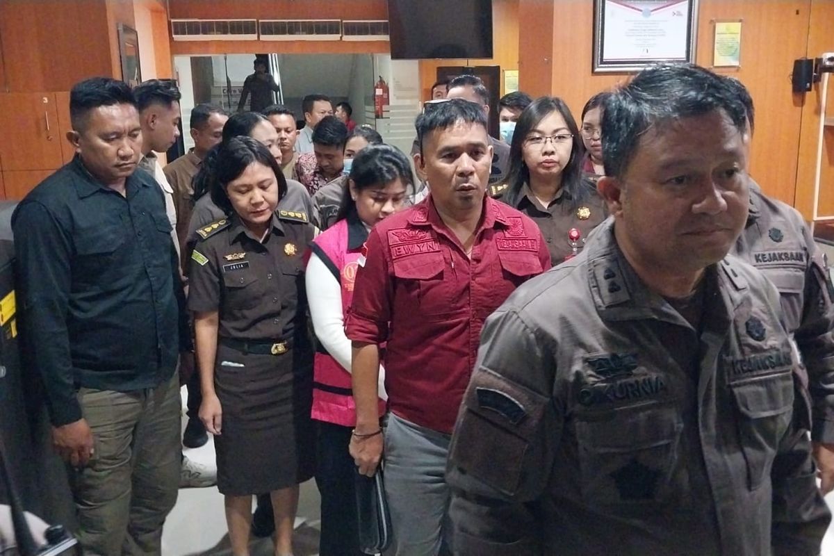 Bupati Sitaro Chyntia Ingrid Kalangit digiring penyidik Kejati Sulut setelah ditetapkan sebagai tersangka dugaan korupsi dana bantuan bencana Gunung Ruang.