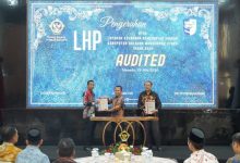 Wakil Bupati Boltara Moh. Aditya Pontoh menerima LHP LKPD Tahun Anggaran 2025 dari BPK RI Perwakilan Sulut di Manado, Jumat (29/5/2026). Pemkab Boltara kembali meraih opini WTP untuk ke-10 kali berturut-turut. (Foto: Istimewa)