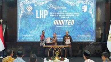Wakil Bupati Boltara Moh. Aditya Pontoh menerima LHP LKPD Tahun Anggaran 2025 dari BPK RI Perwakilan Sulut di Manado, Jumat (29/5/2026). Pemkab Boltara kembali meraih opini WTP untuk ke-10 kali berturut-turut. (Foto: Istimewa)