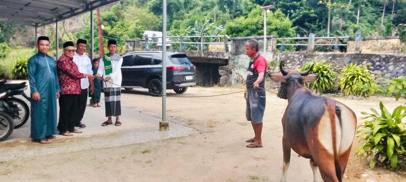 Foto penyerahan hewan kurban oleh pengurus PDI Perjuangan Bolmut kepada masyarakat Desa Inomunga, Kecamatan Kaidipang, Jumat, (22/5/2026). Bantuan tersebut berasal dari Ketua Fraksi PDI Perjuangan DPRD Bolmut, Dewi Zandra Astuti Mondo, dalam rangka menyambut Hari Raya Iduladha 1447 Hijriah.