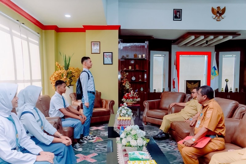 Bupati Boltara Sirajudin Lasena melepas empat calon Paskibraka utusan Bolaang Mongondow Utara menuju seleksi tingkat nasional dan Provinsi Sulawesi Utara Tahun 202