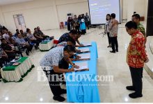Pimpinan OPD menandatangani komitmen bersama di hadapan Bupati dan Wakil Bupati Bolaang Mongondow Utara.