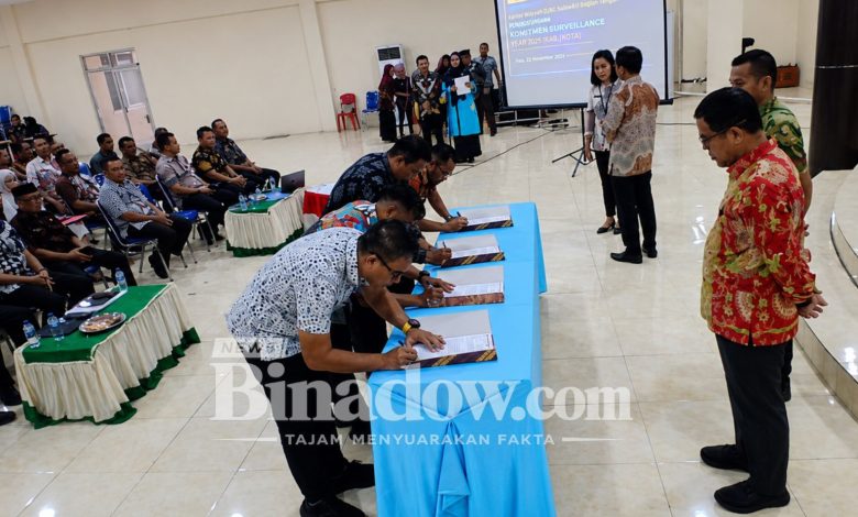 Pimpinan OPD menandatangani komitmen bersama di hadapan Bupati dan Wakil Bupati Bolaang Mongondow Utara.