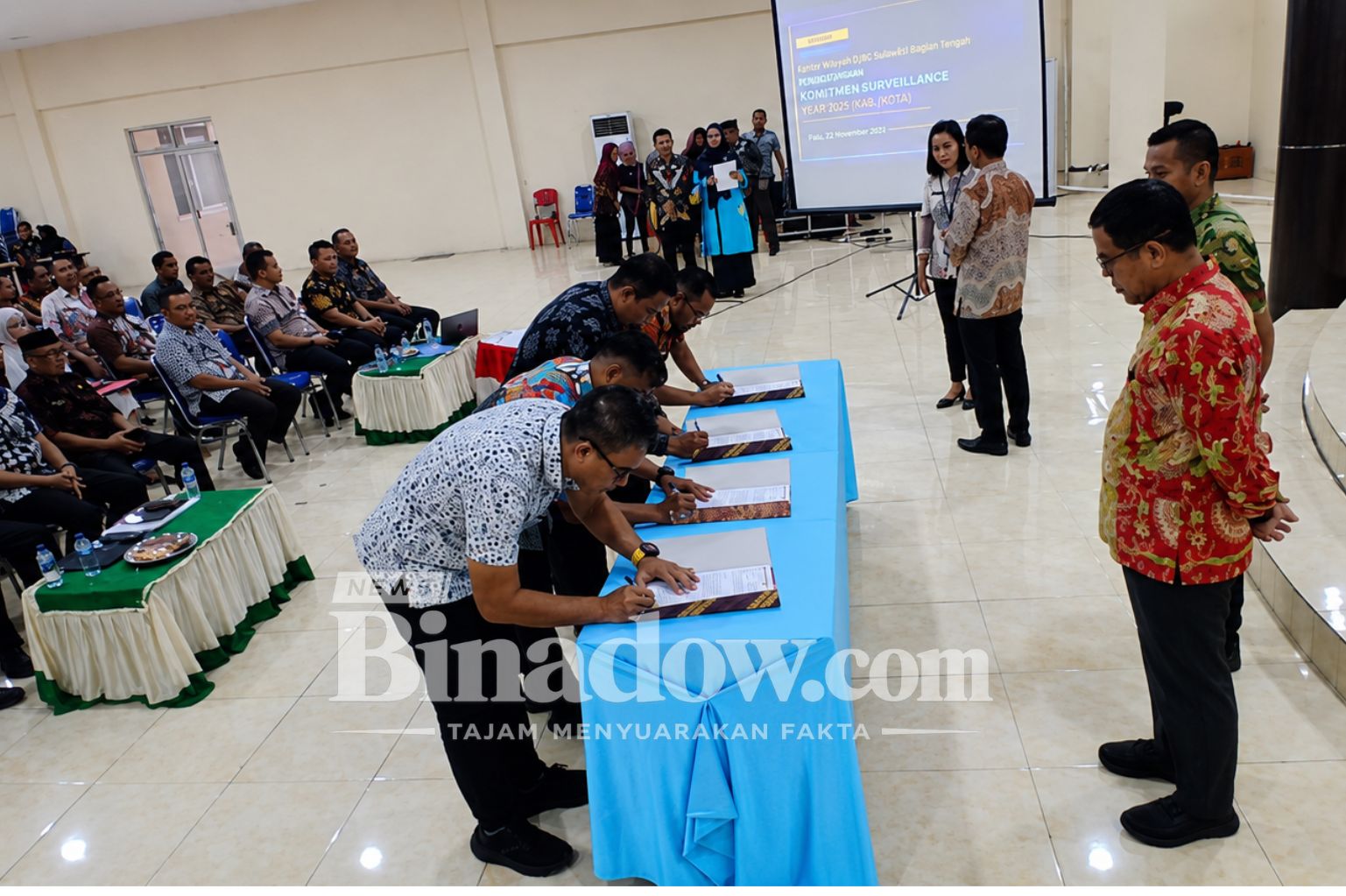 Pimpinan OPD menandatangani komitmen bersama di hadapan Bupati dan Wakil Bupati Bolaang Mongondow Utara.
