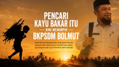 Visual ilustrasi siluet anak memikul kayu bakar saat matahari terbenam dipadukan dengan potret Mirwan Datukaramat sebagai Kepala BKPSDM Bolmut.
