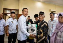 Wakil Bupati Bolmut Mohammad Aditya Pontoh menyerahkan bantuan beras cadangan pangan kepada warga di Bolangitang Barat.