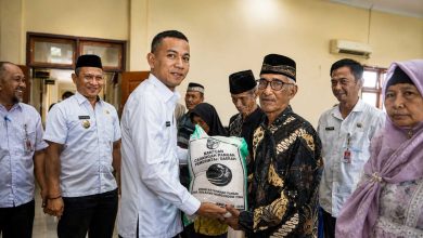 Wakil Bupati Bolmut Mohammad Aditya Pontoh menyerahkan bantuan beras cadangan pangan kepada warga di Bolangitang Barat.