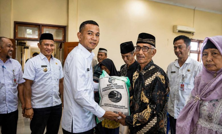 Wakil Bupati Bolmut Mohammad Aditya Pontoh menyerahkan bantuan beras cadangan pangan kepada warga di Bolangitang Barat.