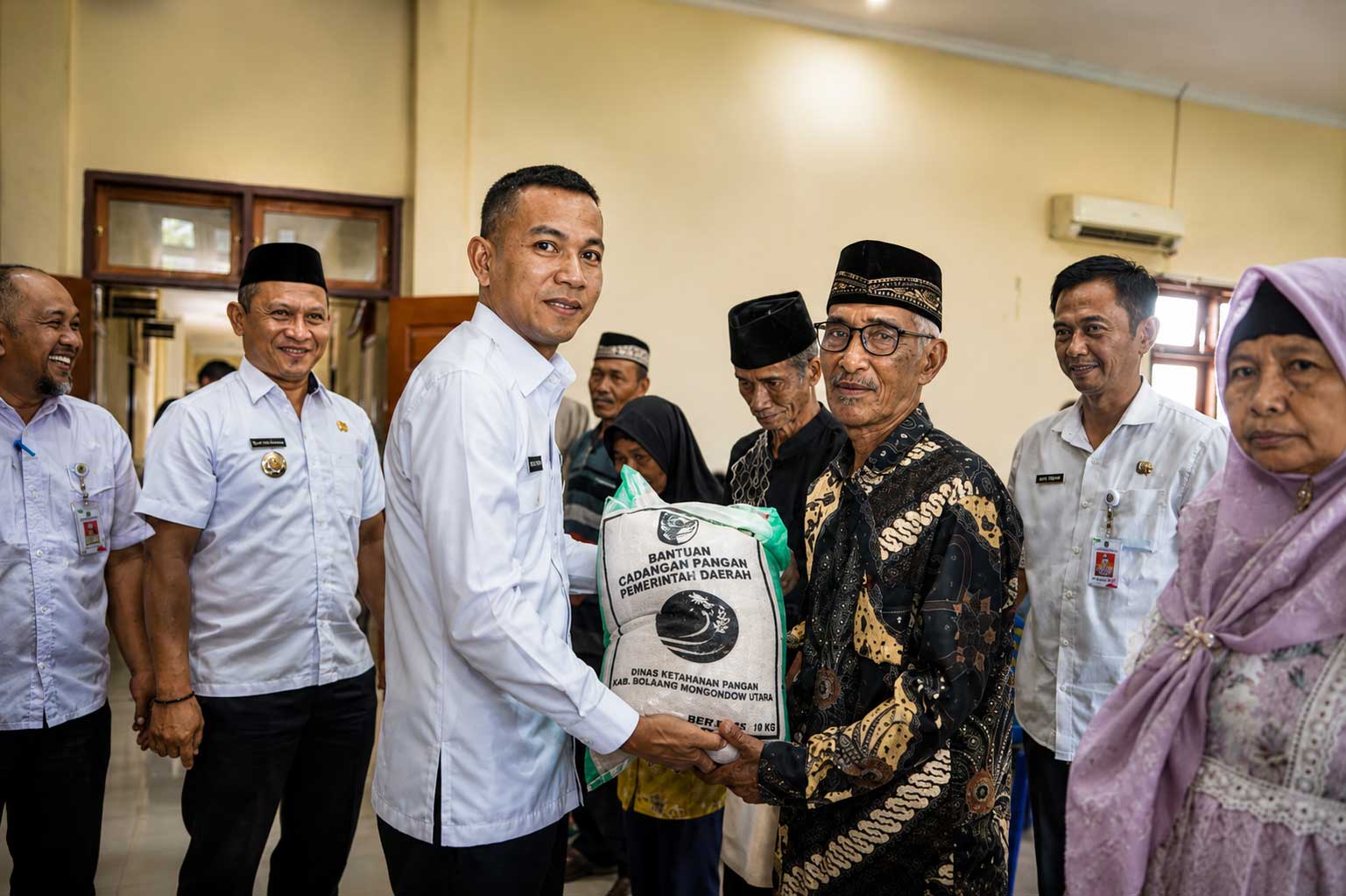 Wakil Bupati Bolmut Mohammad Aditya Pontoh menyerahkan bantuan beras cadangan pangan kepada warga di Bolangitang Barat.