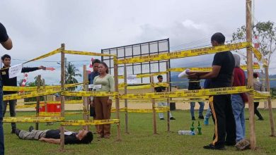 Polres Boltara menggelar rekonstruksi kasus kematian Candri Wartabone dengan memperagakan 20 adegan di halaman Mapolres, Jumat (5/6/2026). Rekonstruksi menjadi bagian dari pelengkapan berkas perkara sebelum dilimpahkan ke kejaksaan. Foto: Istimewa.