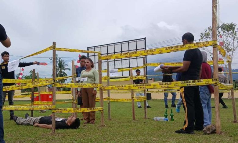 Polres Boltara menggelar rekonstruksi kasus kematian Candri Wartabone dengan memperagakan 20 adegan di halaman Mapolres, Jumat (5/6/2026). Rekonstruksi menjadi bagian dari pelengkapan berkas perkara sebelum dilimpahkan ke kejaksaan. Foto: Istimewa.