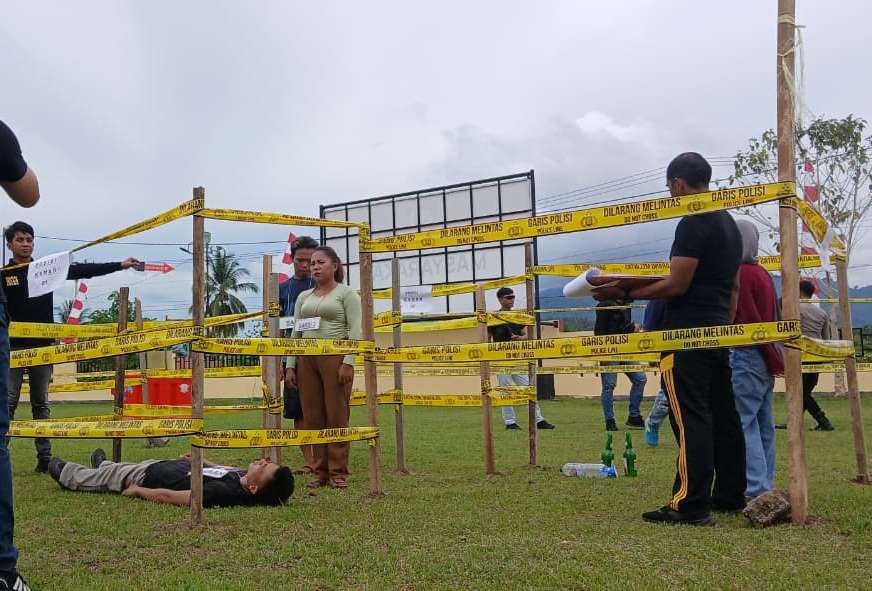 Polres Boltara menggelar rekonstruksi kasus kematian Candri Wartabone dengan memperagakan 20 adegan di halaman Mapolres, Jumat (5/6/2026). Rekonstruksi menjadi bagian dari pelengkapan berkas perkara sebelum dilimpahkan ke kejaksaan. Foto: Istimewa.
