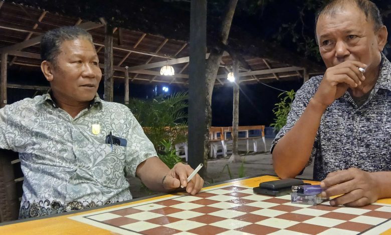 Ketua Komisi I DPRD Boltara, Salim Bin Abdullah (kiri), dan Sekretaris Komisi I, Joni Patiro, saat memberikan penjelasan kepada wartawan usai RDP MBG, Senin (22/6/2026).