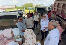 Monitoring BBM. Tim gabungan Pemkab Boltara bersama Pertamina, TPID, dan aparat terkait berdialog dengan pengelola SPBU saat melakukan inspeksi mendadak di SPBU Boroko guna memastikan ketersediaan stok dan kelancaran distribusi BBM di tengah meningkatnya antrean kendaraan. (Foto: Istimewa)