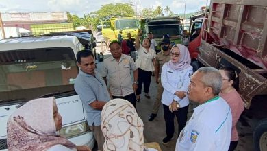 Monitoring BBM. Tim gabungan Pemkab Boltara bersama Pertamina, TPID, dan aparat terkait berdialog dengan pengelola SPBU saat melakukan inspeksi mendadak di SPBU Boroko guna memastikan ketersediaan stok dan kelancaran distribusi BBM di tengah meningkatnya antrean kendaraan. (Foto: Istimewa)