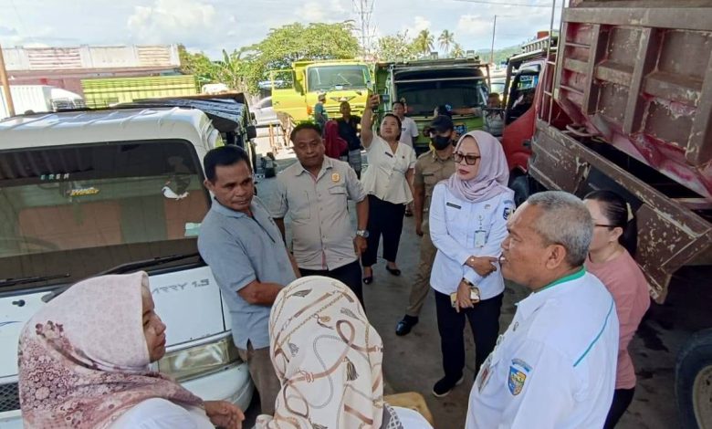 Monitoring BBM. Tim gabungan Pemkab Boltara bersama Pertamina, TPID, dan aparat terkait berdialog dengan pengelola SPBU saat melakukan inspeksi mendadak di SPBU Boroko guna memastikan ketersediaan stok dan kelancaran distribusi BBM di tengah meningkatnya antrean kendaraan. (Foto: Istimewa)