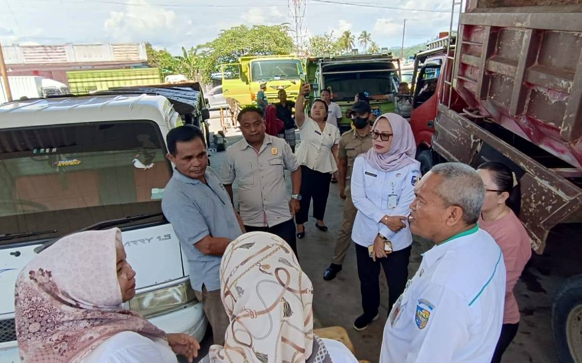 Monitoring BBM. Tim gabungan Pemkab Boltara bersama Pertamina, TPID, dan aparat terkait berdialog dengan pengelola SPBU saat melakukan inspeksi mendadak di SPBU Boroko guna memastikan ketersediaan stok dan kelancaran distribusi BBM di tengah meningkatnya antrean kendaraan. (Foto: Istimewa)