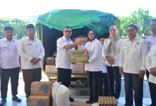 Penyerahan Bantuan. Bupati Bolaang Mongondow Utara, Sirajudin Lasena, menyerahkan bantuan logistik bagi warga terdampak banjir bandang di Kecamatan Biau, Kabupaten Gorontalo Utara. Bantuan diterima langsung Wakil Bupati Gorontalo Utara, Nurjannah Yusuf, sebagai bentuk solidaritas antardaerah terhadap korban bencana. (Foto: Istimewa)