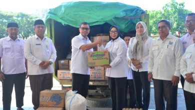 Penyerahan Bantuan. Bupati Bolaang Mongondow Utara, Sirajudin Lasena, menyerahkan bantuan logistik bagi warga terdampak banjir bandang di Kecamatan Biau, Kabupaten Gorontalo Utara. Bantuan diterima langsung Wakil Bupati Gorontalo Utara, Nurjannah Yusuf, sebagai bentuk solidaritas antardaerah terhadap korban bencana. (Foto: Istimewa)