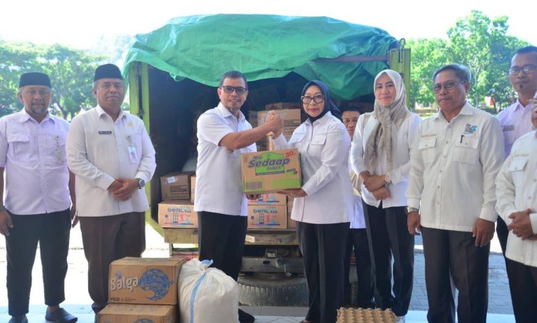 Penyerahan Bantuan. Bupati Bolaang Mongondow Utara, Sirajudin Lasena, menyerahkan bantuan logistik bagi warga terdampak banjir bandang di Kecamatan Biau, Kabupaten Gorontalo Utara. Bantuan diterima langsung Wakil Bupati Gorontalo Utara, Nurjannah Yusuf, sebagai bentuk solidaritas antardaerah terhadap korban bencana. (Foto: Istimewa)