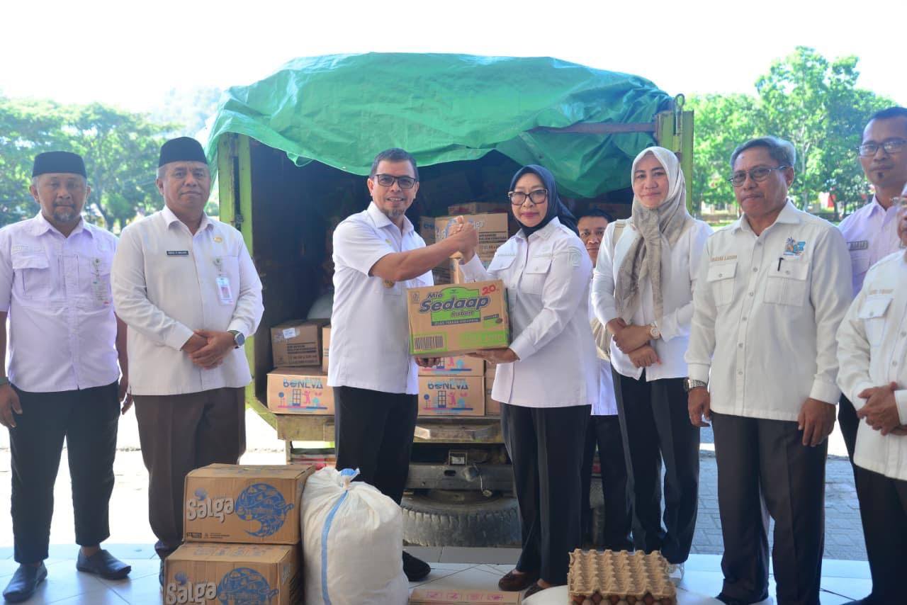 Penyerahan Bantuan. Bupati Bolaang Mongondow Utara, Sirajudin Lasena, menyerahkan bantuan logistik bagi warga terdampak banjir bandang di Kecamatan Biau, Kabupaten Gorontalo Utara. Bantuan diterima langsung Wakil Bupati Gorontalo Utara, Nurjannah Yusuf, sebagai bentuk solidaritas antardaerah terhadap korban bencana. (Foto: Istimewa)