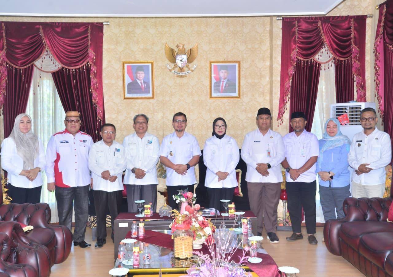 Perkuat Solidaritas Antardaerah. Bupati Boltara, Sirajudin Lasena, bersama jajaran Pemkab Boltara dan Pemerintah Kabupaten Gorontalo Utara berfoto bersama usai penyerahan bantuan kemanusiaan bagi korban banjir bandang di Kecamatan Biau. Bantuan tersebut menjadi simbol kepedulian dan semangat gotong royong lintas daerah dalam menghadapi bencana. (Foto: Istimewa)