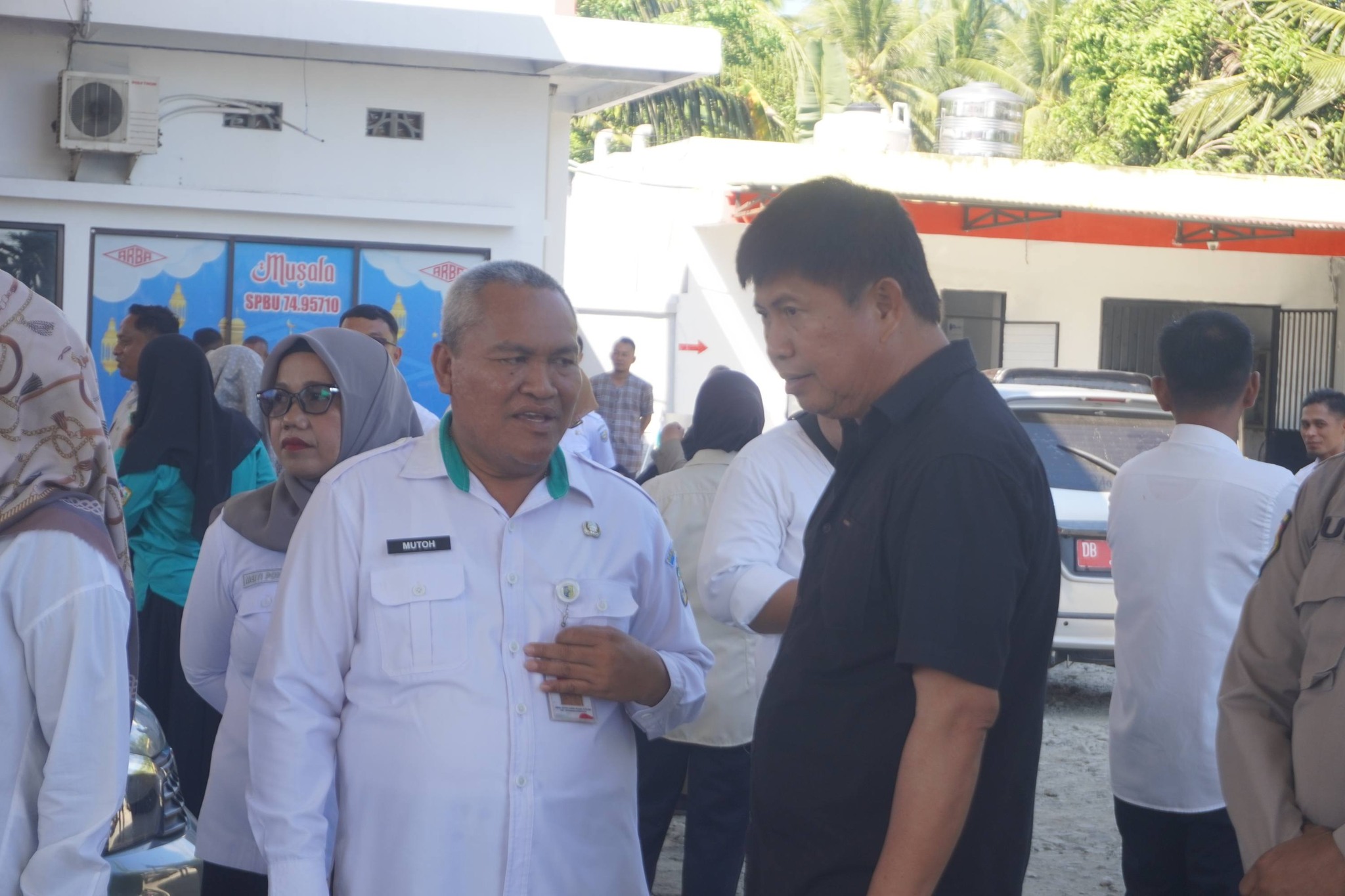 Koordinasi Lapangan. Asisten Bidang Perekonomian dan Pembangunan Setda Boltara, Hi. Abdul Mutoh Daeng Mulisa, berdialog dengan pihak pengelola SPBU saat melakukan inspeksi mendadak guna memastikan pasokan dan distribusi BBM tetap berjalan lancar di tengah meningkatnya antrean kendaraan dalam beberapa hari terakhir. (Foto: Istimewa)