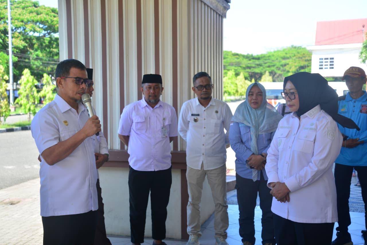 Pesan Solidaritas. Bupati Boltara, Sirajudin Lasena, menyampaikan dukungan moril kepada warga terdampak banjir bandang di Kecamatan Biau, Gorontalo Utara, saat penyerahan bantuan logistik yang diterima langsung pemerintah daerah setempat. (Foto: Istimewa)