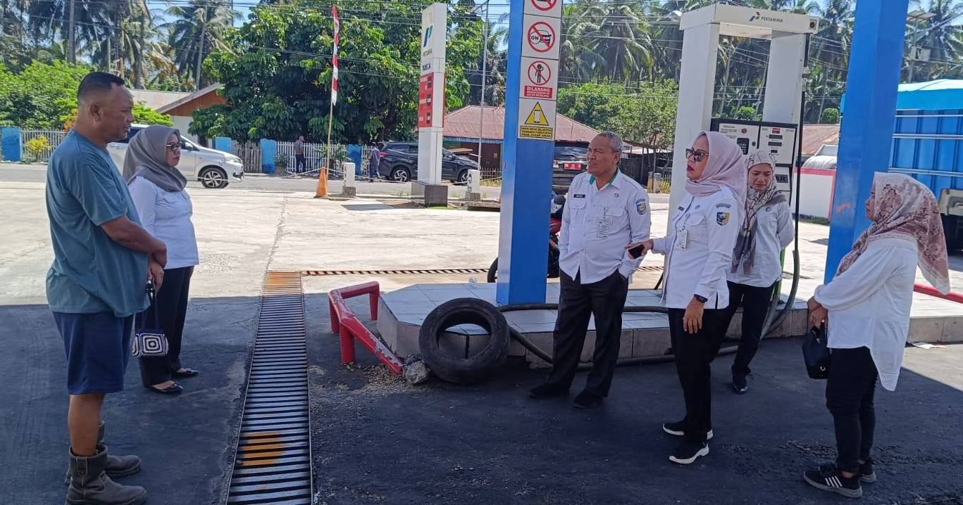 Asisten Bidang Perekonomian dan Pembangunan Setda Boltara bersama tim gabungan melakukan dialog dengan pengelola SPBU saat monitoring ketersediaan BBM di Boroko. Kegiatan ini dilakukan sebagai langkah pemerintah daerah memastikan pasokan energi bagi masyarakat tetap aman dan distribusi berjalan lancar. (Foto: Istimewa)