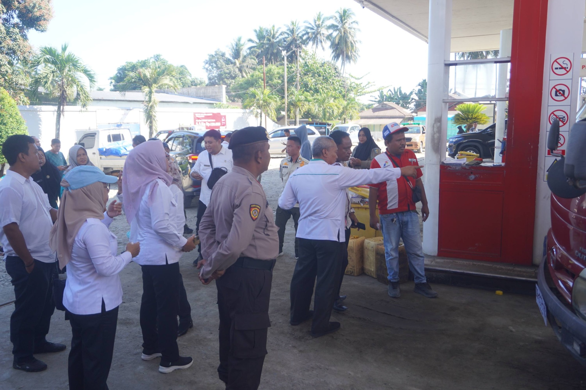 Pengecekan Distribusi. Tim gabungan Pemkab Boltara, TPID, Pertamina, dan kepolisian melakukan pemeriksaan langsung pada fasilitas pengisian BBM di SPBU Boroko. Monitoring dilakukan guna memastikan distribusi berjalan lancar serta pasokan BBM tetap tersedia bagi masyarakat. (Foto: Istimewa)