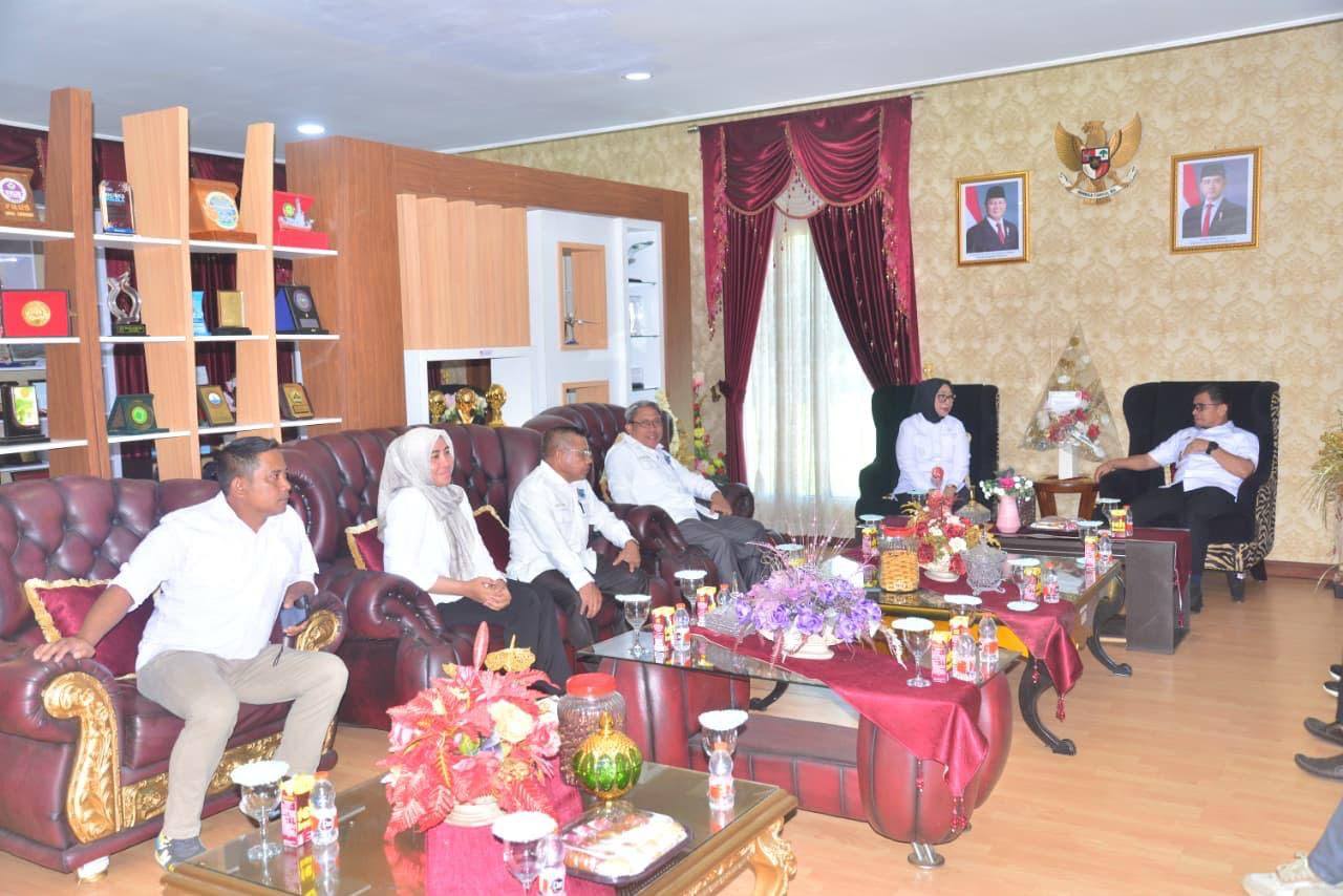 Bupati Boltara, Sirajudin Lasena, bertemu Wakil Bupati Gorontalo Utara, Nurjannah Yusuf, dalam rangka penyaluran bantuan bagi korban banjir bandang di Kecamatan Biau. (Foto: Istimewa)